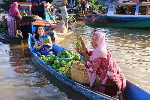 Tác giả trên thuyền jukung tại chợ nổi Banjarmasin
